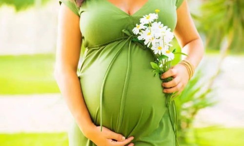 宝宝出生被挤压到头部水肿会有什么影响-初生婴儿出生时头部被压网 | 宝宝出生时头部被挤压,婴儿生的时候头被挤压的能不能长好